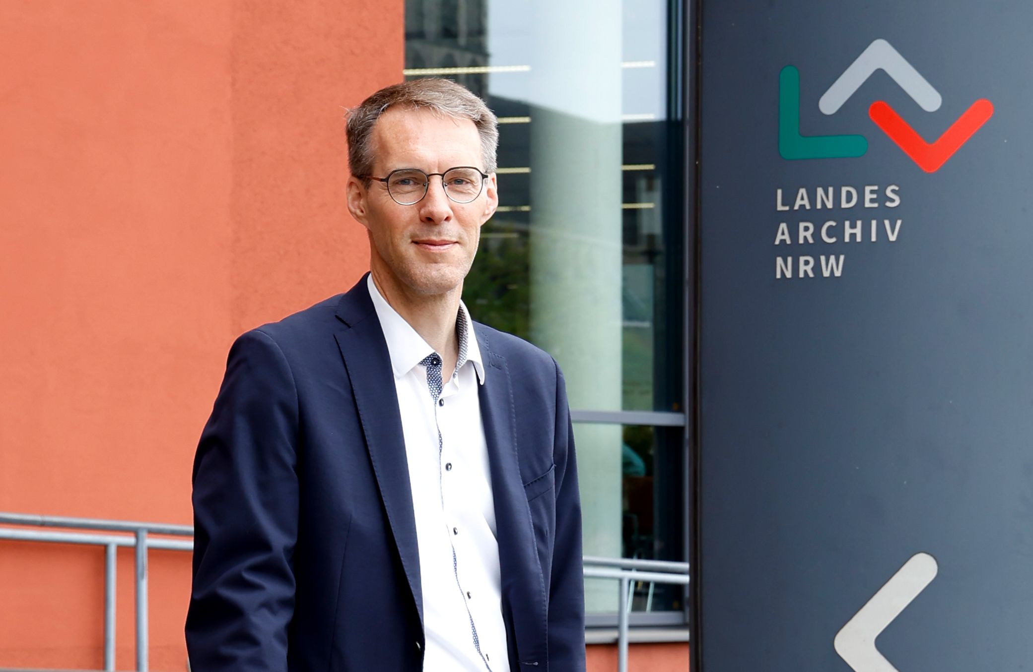 Fotoaufnahme von Dr. Tobias Herrmann vor dem Landesarchiv NRW