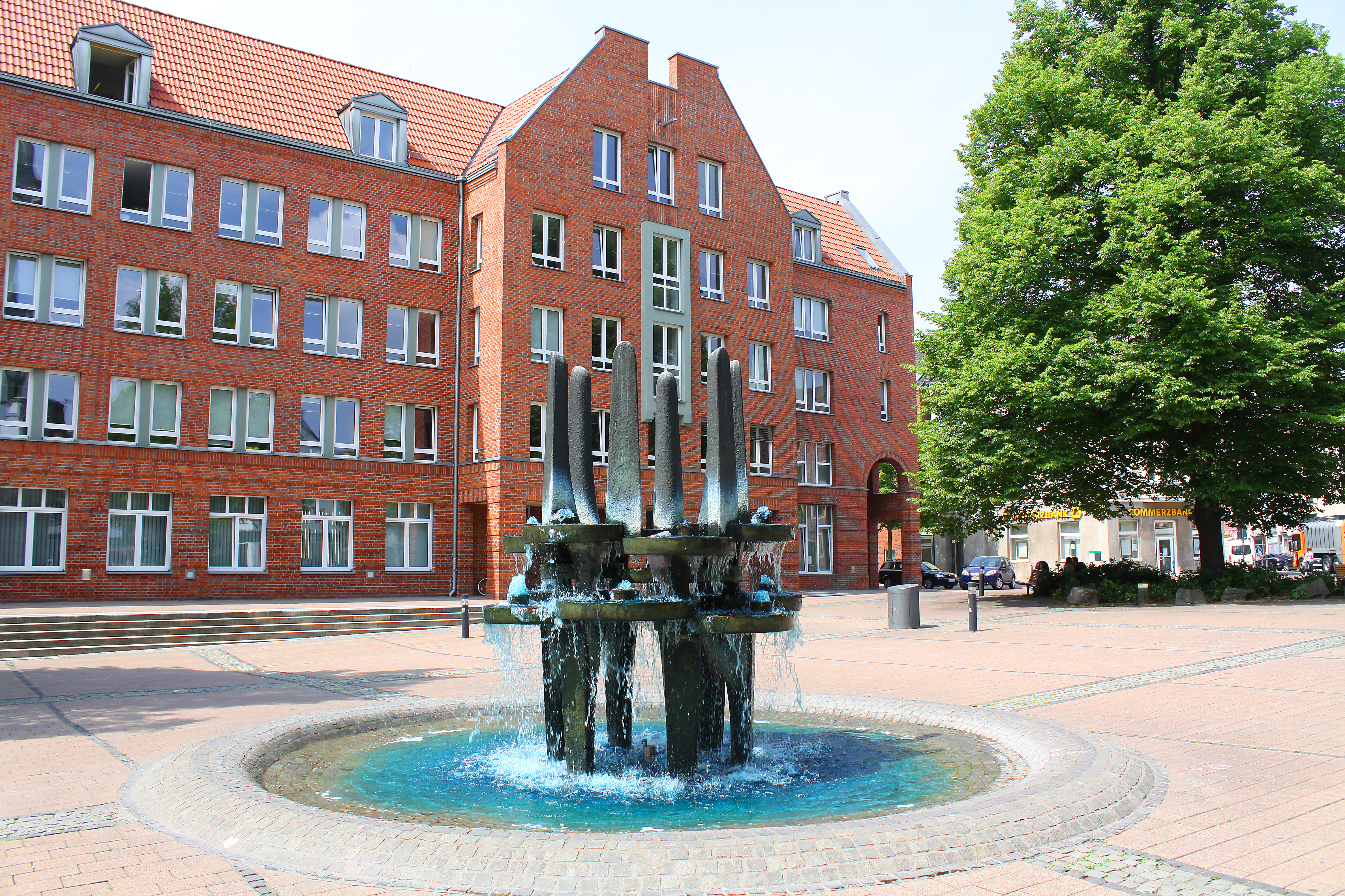 Blick auf den Riesener-Brunnen und das Neue Rathaus am Willy-Brandt-Platz