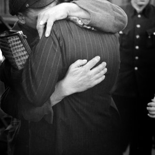 Heimkehr eines Kriegsgefangenen aus der Sowjetunion auf dem Düsseldorfer Hauptbahnhof; 1949