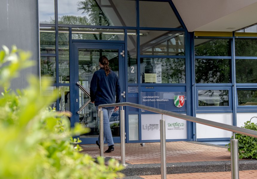 Person vor der Eingangstür des Landesarchivs NRW, Abteilung OWL