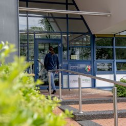 Person vor der Eingangstür des Landesarchivs NRW, Abteilung OWL