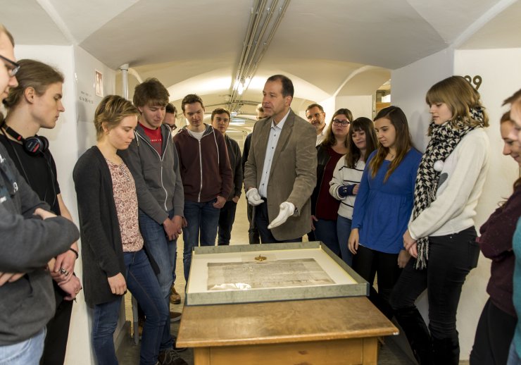 Gruppe von Studierenden im Magazin während einer Führung.