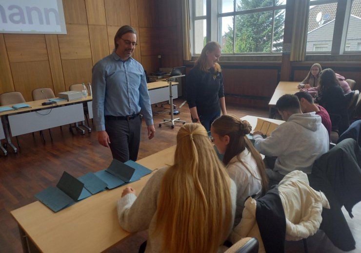 Das Team des Stadtarchivs mit Schülerinnen und Schülern vom KHG Geschichts Projektkurs