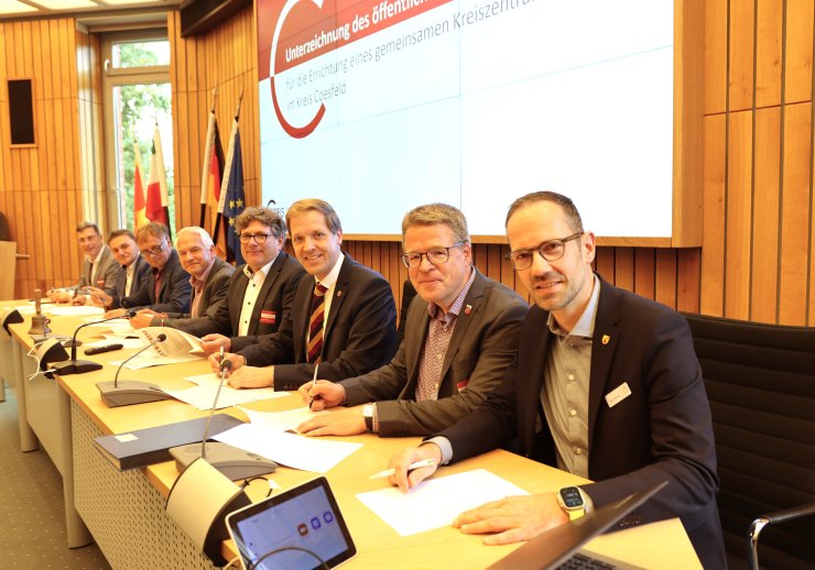 An der Unterzeichnung im Großen Sitzungssaal nahmen für den Kreis Coesfeld Landrat Dr. Schulze Pellengahr, Bürgermeister Ansgar Mertens (Stadt Lüdinghausen), Bürgermeister Christoph Gottheil (Gemeinde Rosendahl), Bürgermeister Jörn Möltgen (Gemeinde Havixbeck), Bürgermeister Wilhelm Sendermann (Stadt Olfen), Hubertus Messing als Vertreter der Stadt Billerbeck, Bürgermeister Dietmar Bergmann (Gemeinde Nordkirchen) sowie Bürgermeister Dr. Dietmar Thönnes (Gemeinde Nottuln) teil.