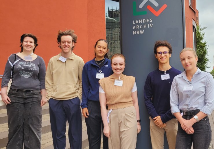 Gruppenbild der Frewilligen, Praktikantinnen und Praktikanten