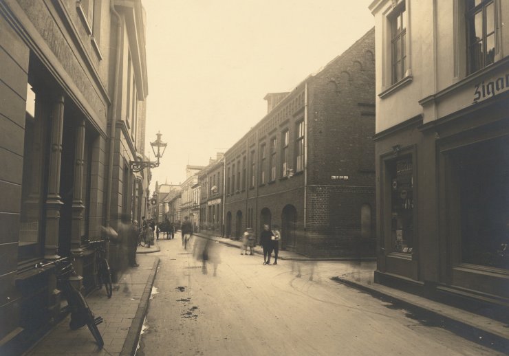 Das Schul und Spritzenhaus am Gasthausplatz um 1920