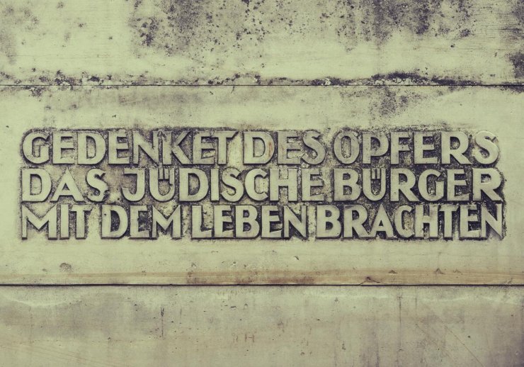 Aufschrift auf dem Gedenkstein am Platz der Synagoge in Lübbecke