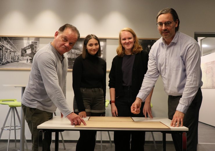 Das Team des Stadtarchivs Mettmann bei der Übergabe der Luftschutzpläne in Duisburg. v.l. Dr. Michael Kanther (stellv. Leiter des Stadtarchivs Duisburg), Selina Oral (Archivarin des Stadtarchivs Duisburg), Jacqueline Muhlack (wiss. Volontärin des Stadtarchivs Mettmann) und Marinko Betker (Leiter des Stadtarchivs Mettmann).