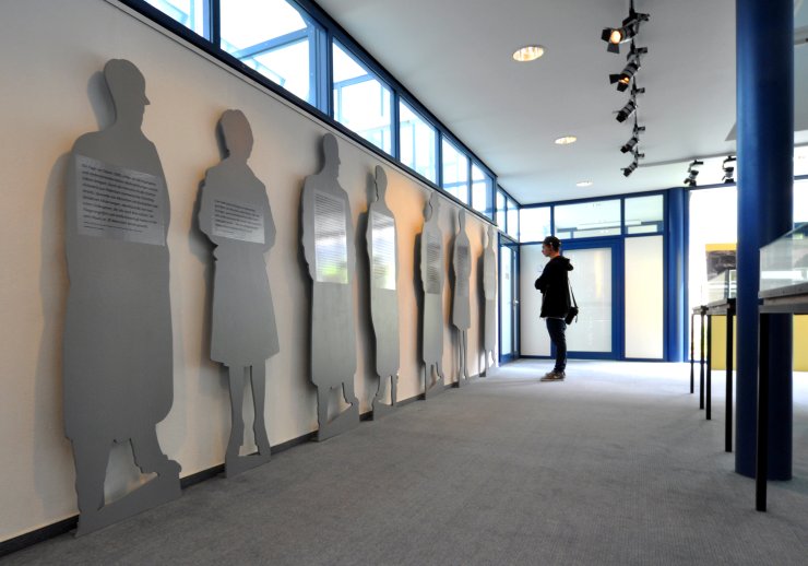 Mensch vor einer Ausstellung in der Abteilung Ostwestfalen-Lippe