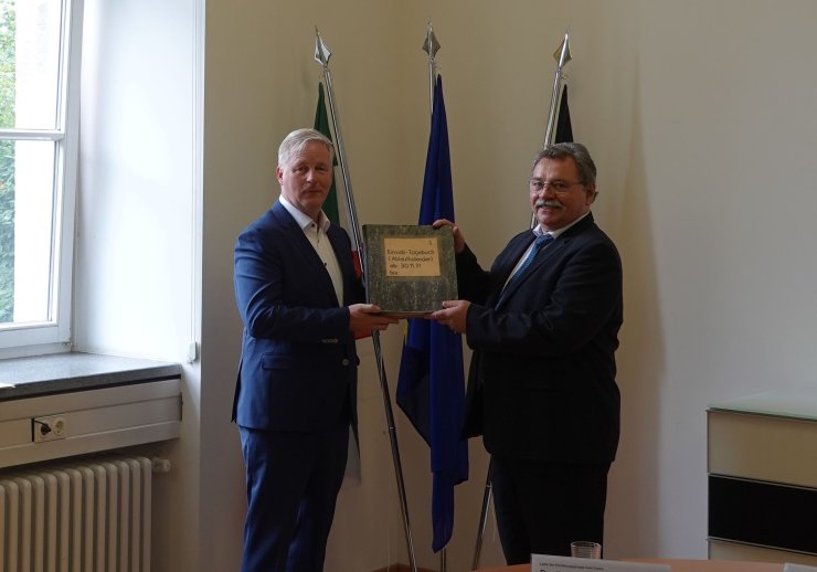 Symbolische Übergabe von Akten durch den Polizeipräsidänten Andreas Stüve an den Präsidenten des Landesarchivs Dr. Frank M. Bischoff