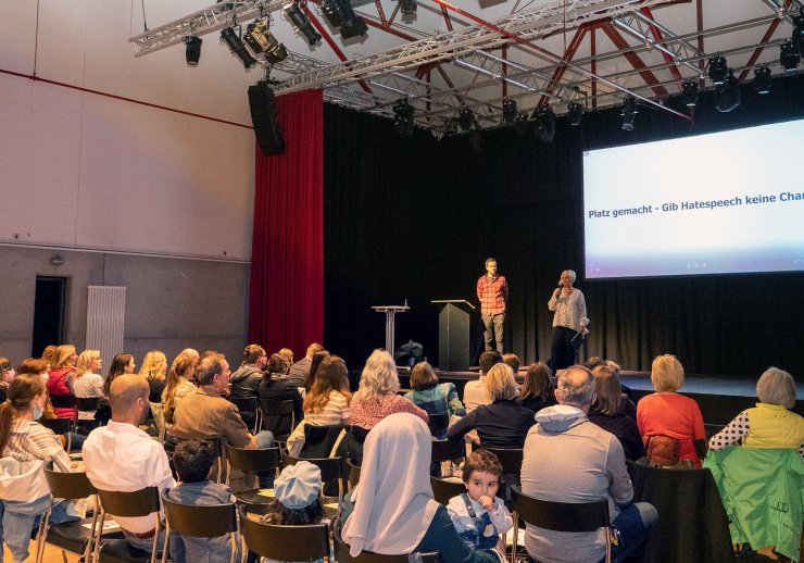 Filmpremiere zur Ausstellung „Gib Hatespeech keine Chance: Konfrontation mit den Schattenseiten der digitalen Welt“ des Stadtarchivs und des DRK Witten