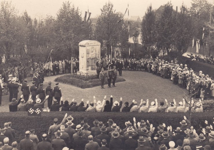 Versammlung zum „Tag der nationalen Arbeit“ am Kriegerehrenmal in Kaarst am 1. Mai 1933