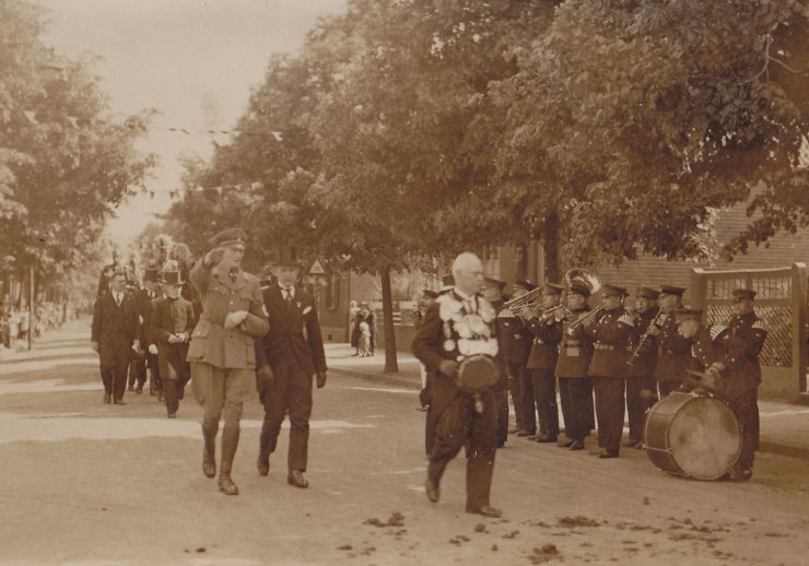 Schützenkönig Hermann Krause bei der Regimentsabnahme mit dem NSDAP-Ortsgruppenleiter Rudolf Scheibner auf der Adolf-Hitler-Straße in Büttgen