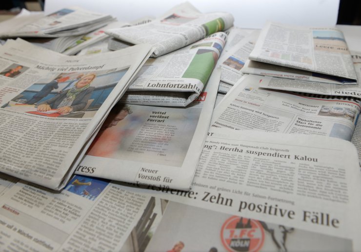 Mehrere Zeitungen liegen aufeinander.